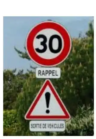 Panneaux de signalisation routière dont l'identification est assurée par une étiquette durable