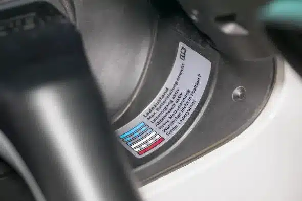 Étiquette d'information sur la trappe de recharge d'un véhicule électrique