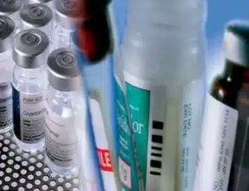 Étiquettes sur flacons et tubes de laboratoire