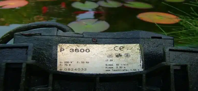 Plaque signalétique d'une pompe restée lisible malgré l'humidité et les salissures