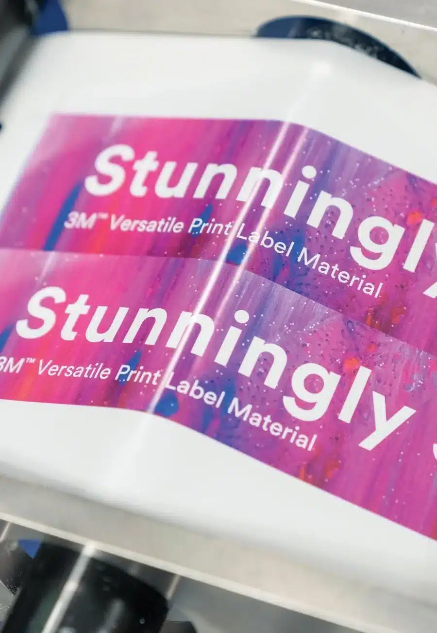 Rouleau d'étiquettes 3M Versatile Print imprimé en couleurs vives